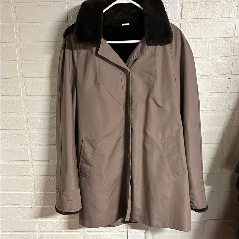 Elegant Fitz vintage Women's Tan Trench Coat w/ Dk brown lining and Collar